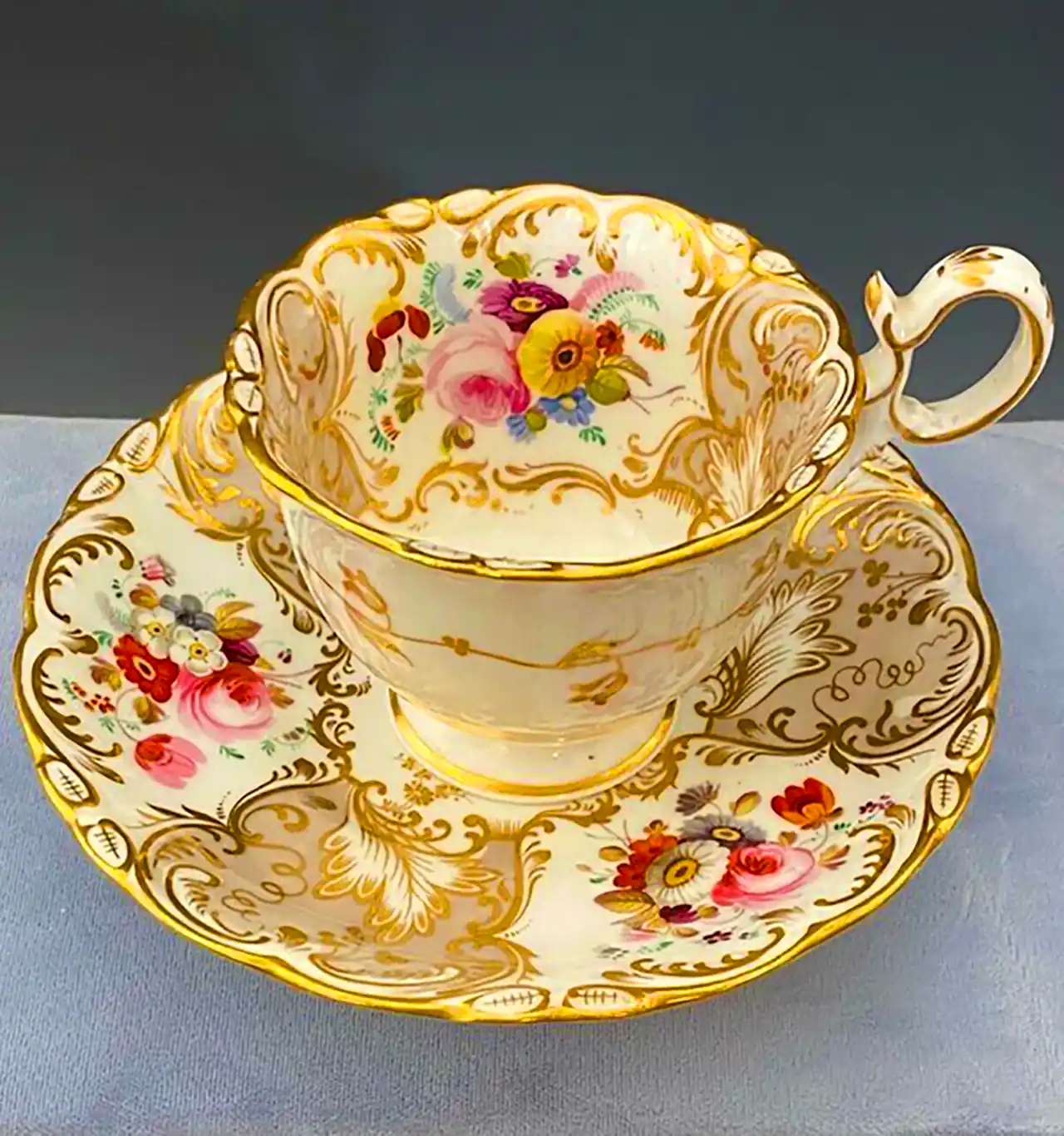 مدل فنجون و نعلبکی سلطنتی وینتیج