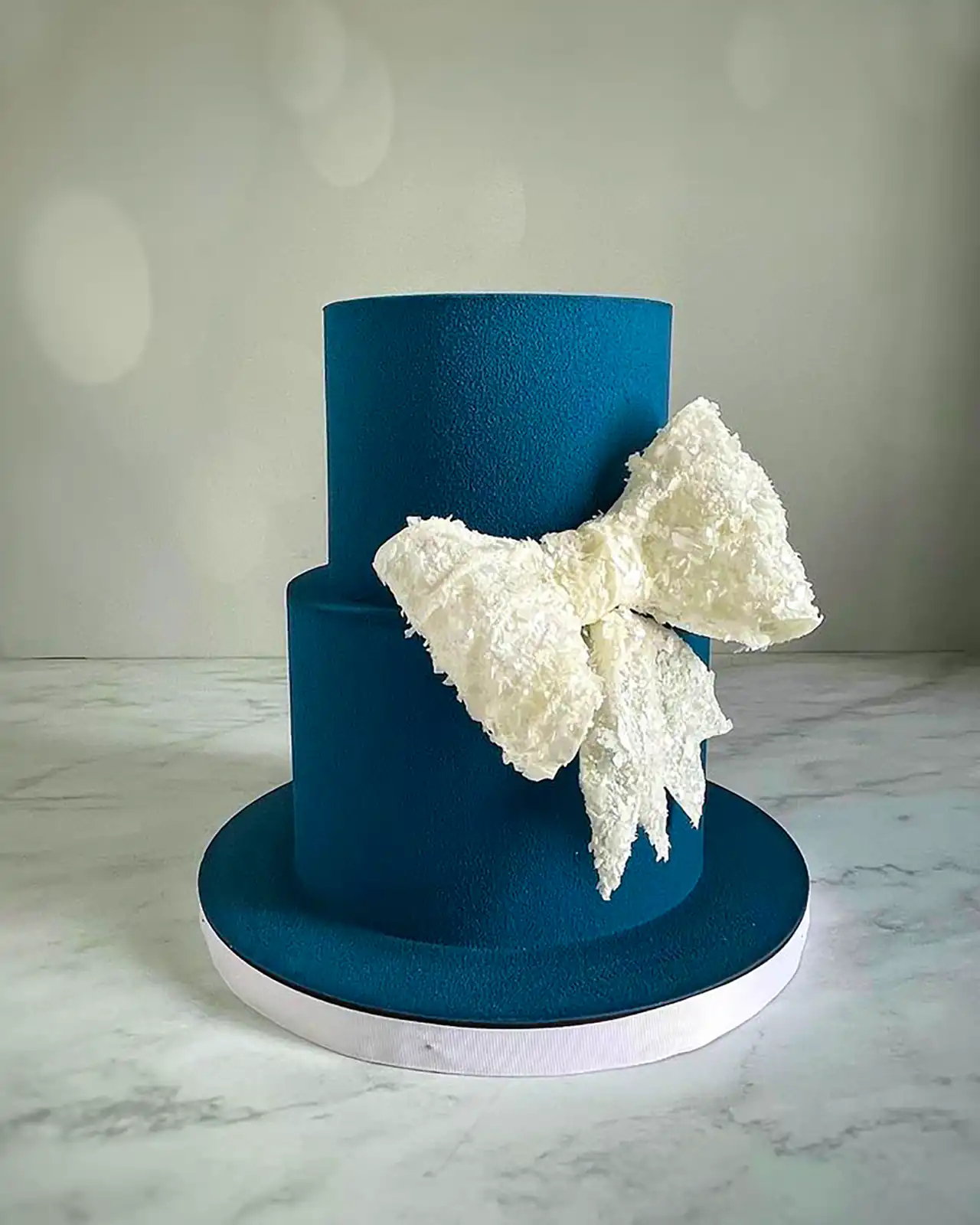 کیک تولد مدرن آبی