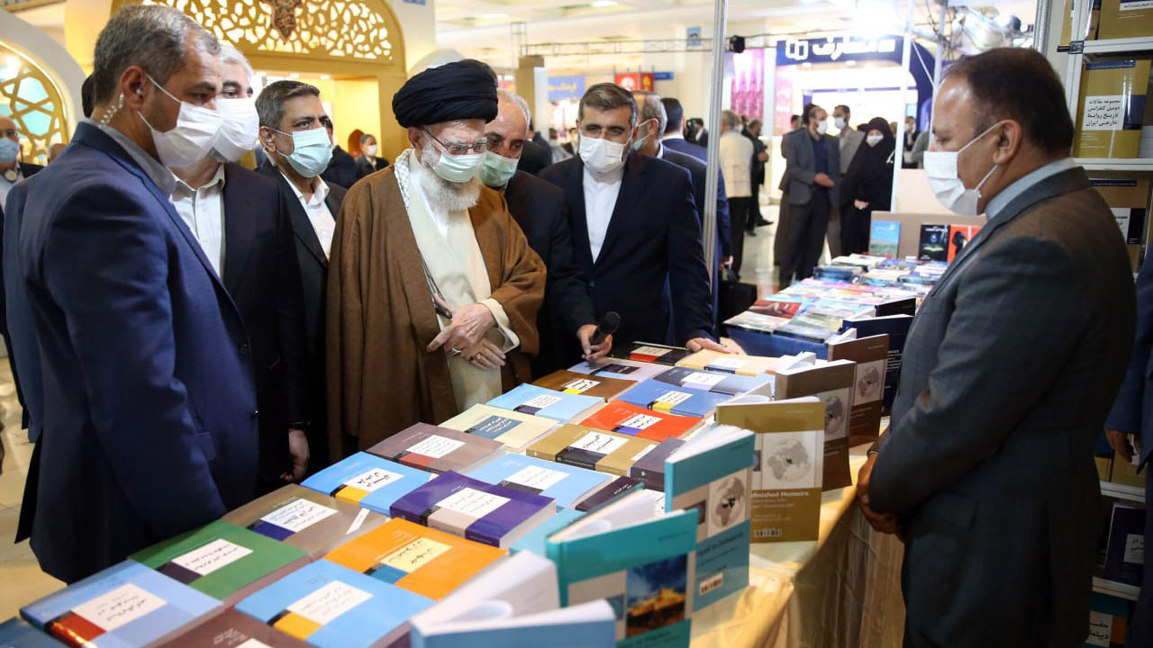 رهبر انقلاب اسلامی پس از بازدید سه ساعته از نمایشگاه کتاب