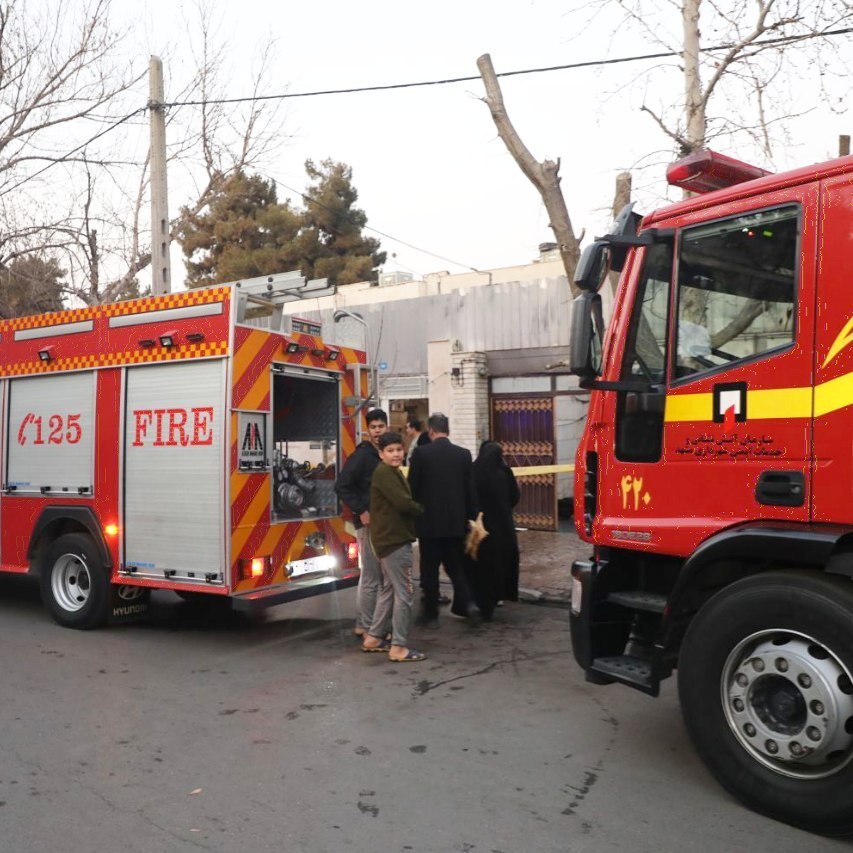 نجات ۴ نفر با تلاش آتش نشانان مشهدی در پی حریق ساختمان مسکونی + تصاویر