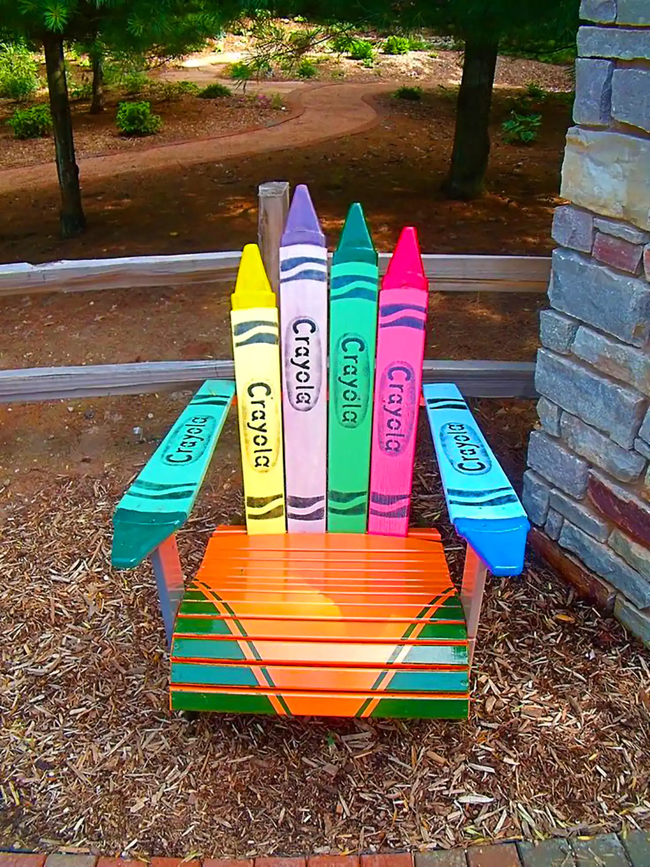 نیمکت چوبی نقاشی شده