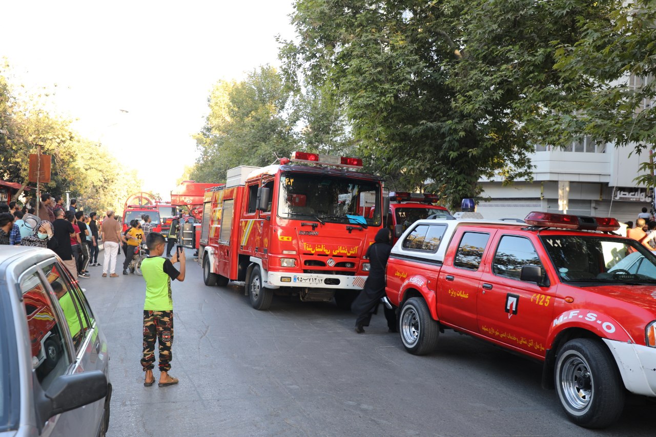 مهار آتش سوزی یک هتل در خیابان دانش غربی مشهد و نجات ۱۰۰ مسافر