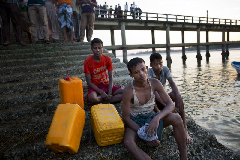 شنای 4 کیلومتری مرد میانماری برای فرار از مرگ به بنگلادش 
