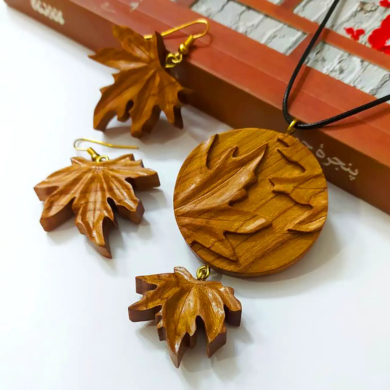 گوشواره چوبی طرح برگ