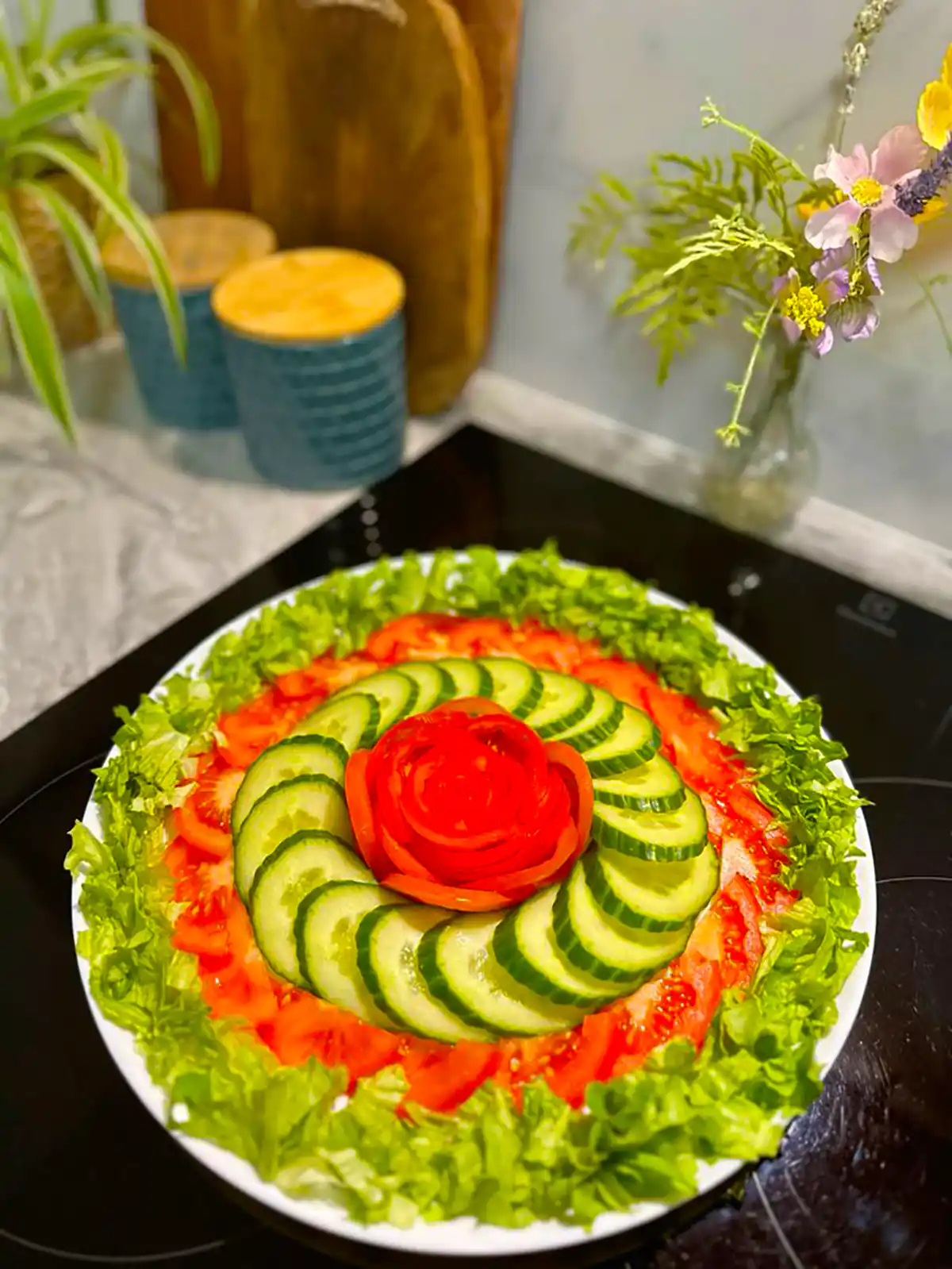 دیزاین سالاد خیار گوجه