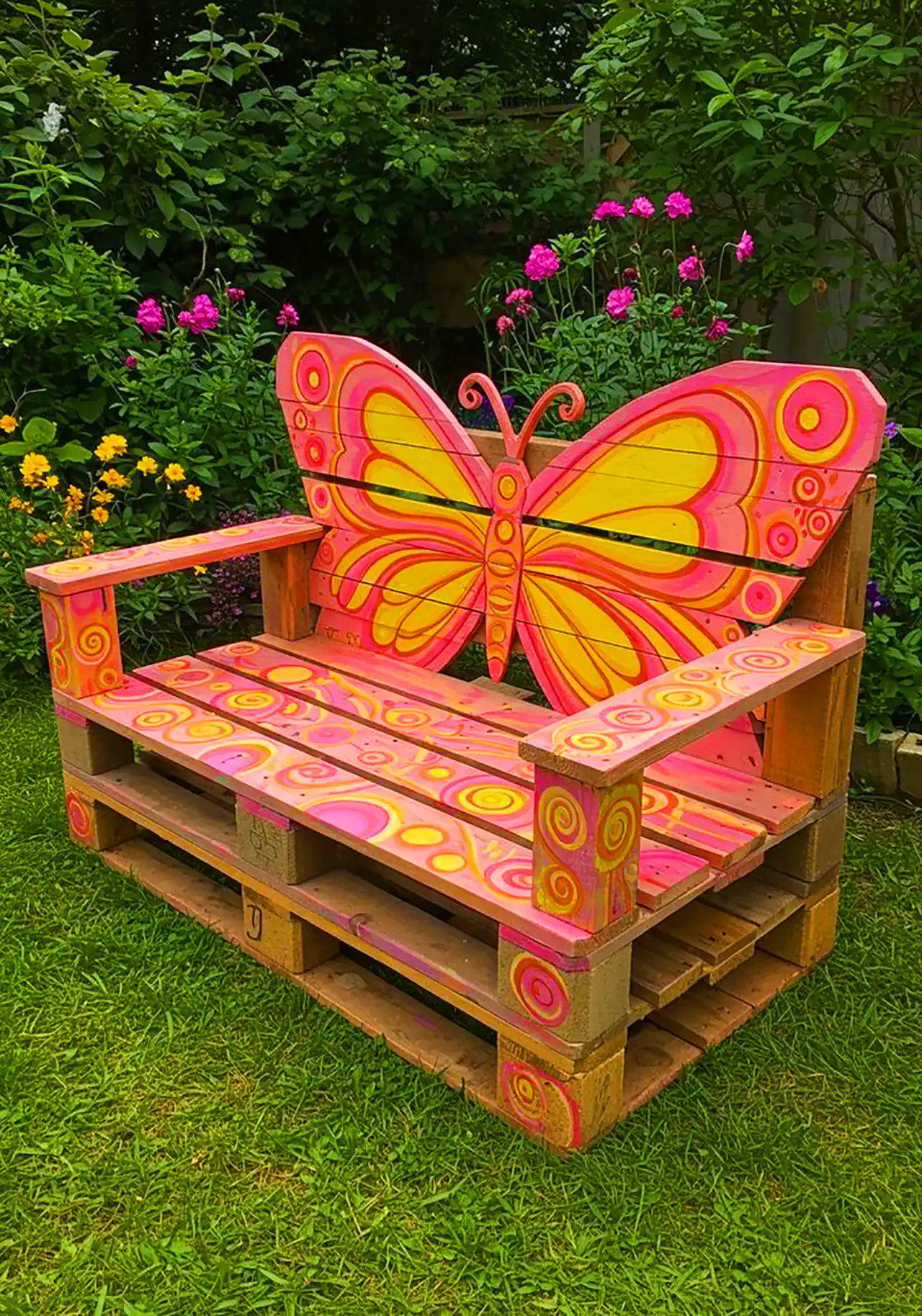 نیمکت چوبی نقاشی شده