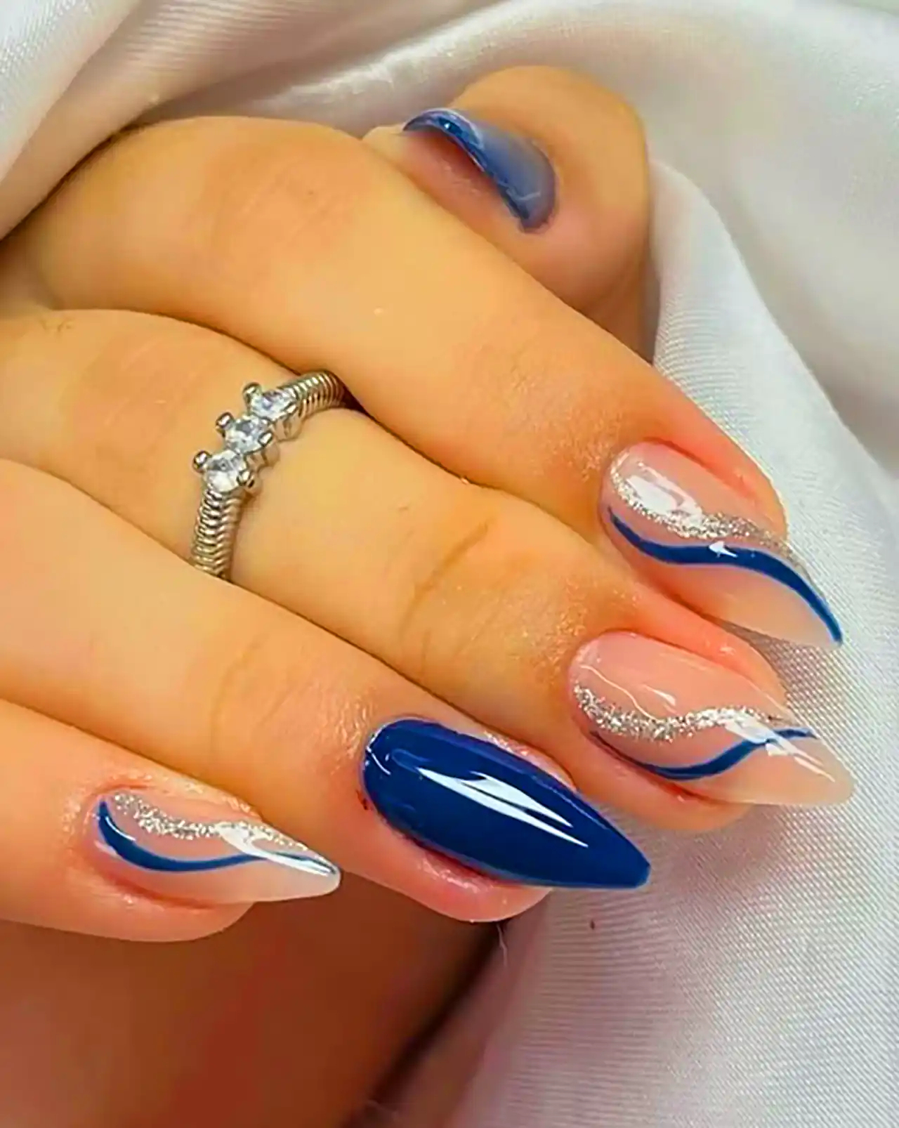 دیزاین ناخن رنگ آبی کاربنی