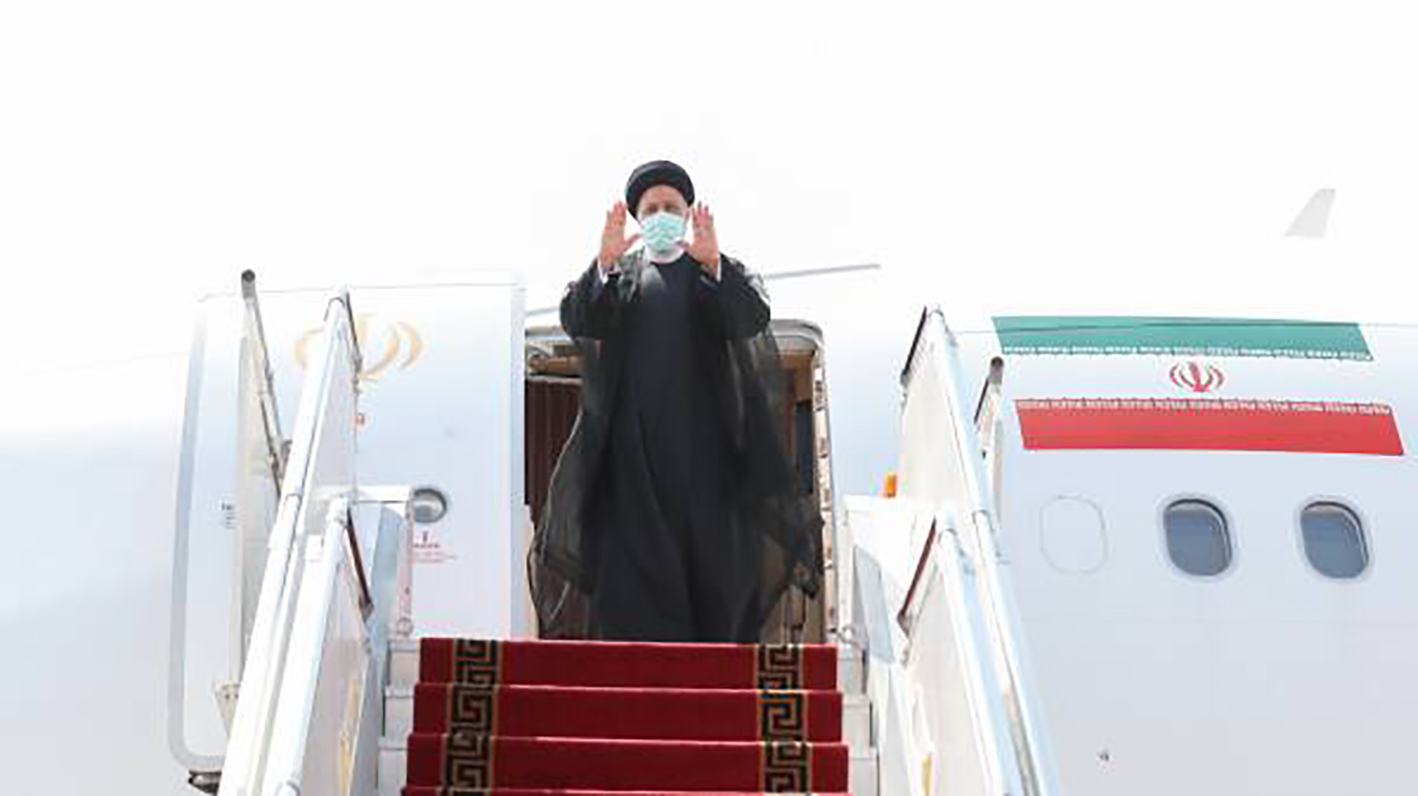 آیت‌الله رئیسی دقایقی قبل تهران را به مقصد نیویورک ترک کرد - پای پلکان هواپیما