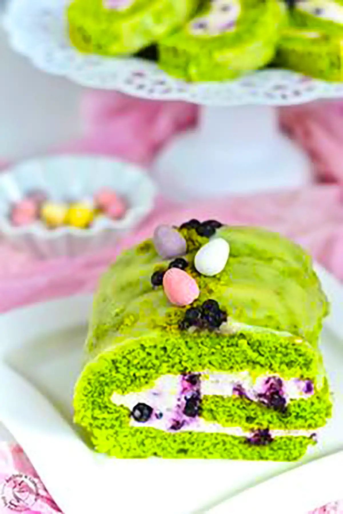 دسر رولی ماچا با گاناش رنگی