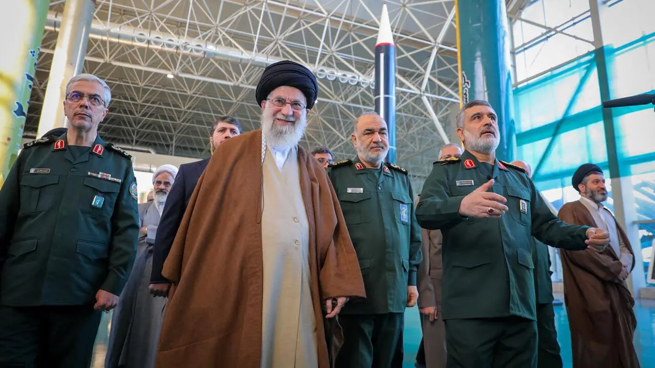 عکس پسر رهبر انقلاب در جریان بازدید از تجهیزات موشکی سپاه پاسداران