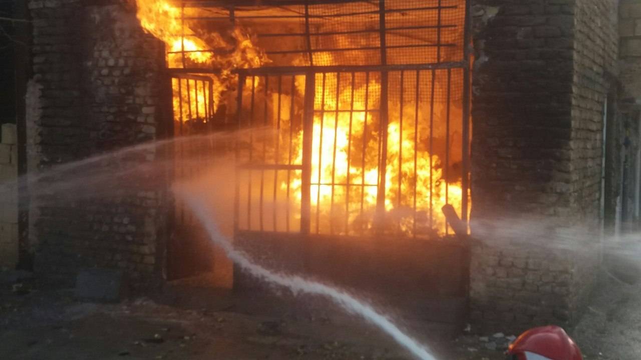 مهار حریق مهیب مغازه پیک نیک پرکنی در بولوار توس مشهد با تلاش آتش‌نشانان ۵ ایستگاه