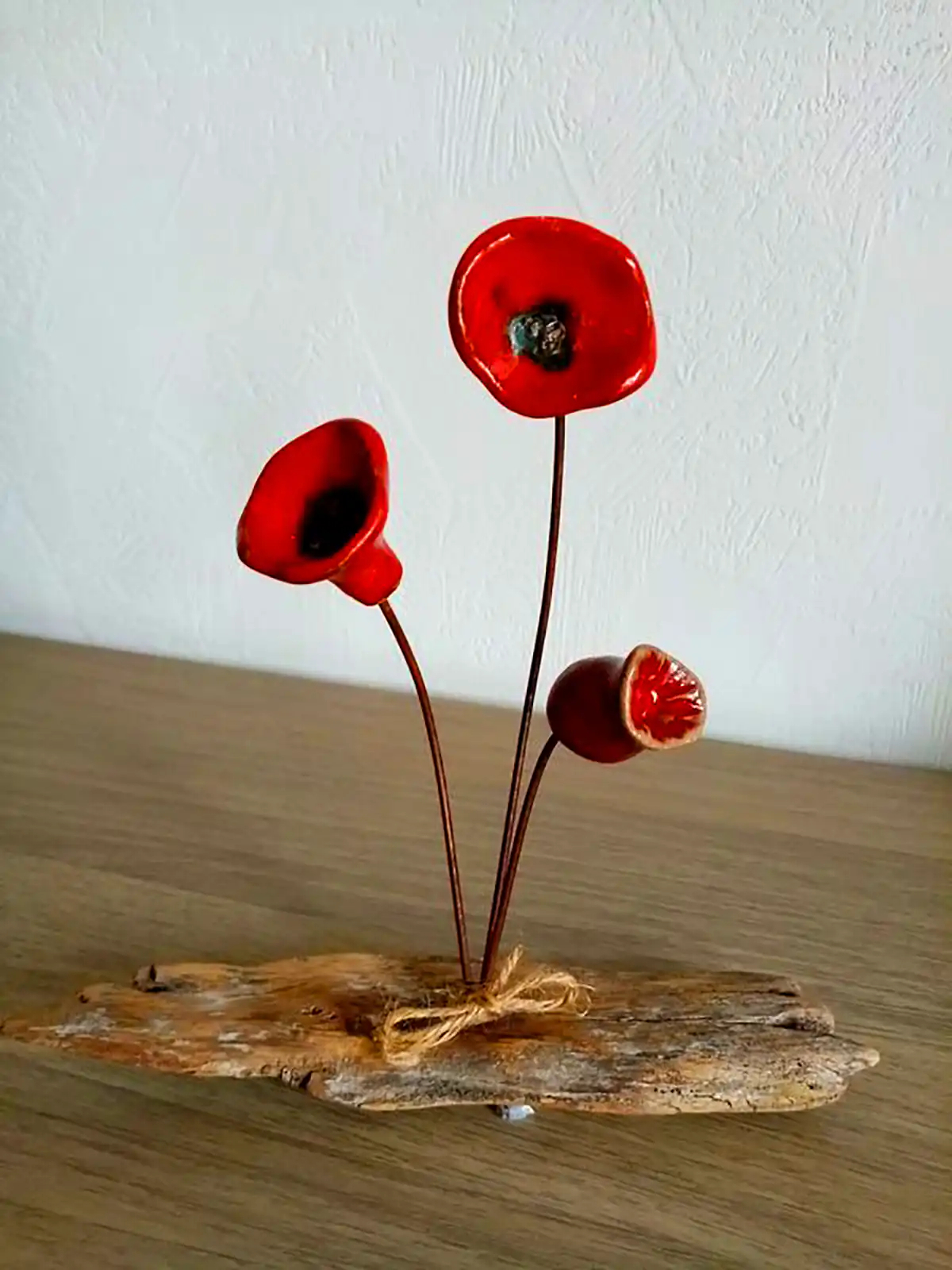 دکوری گل لاله سرامیکی قرمز