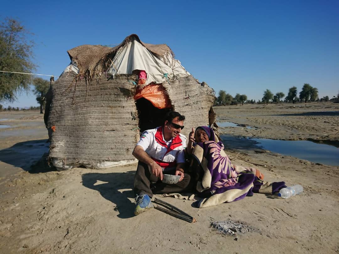 کمک رسانی نیروهای هلال احمر به سیل زدگان سیستان و بلوچستان