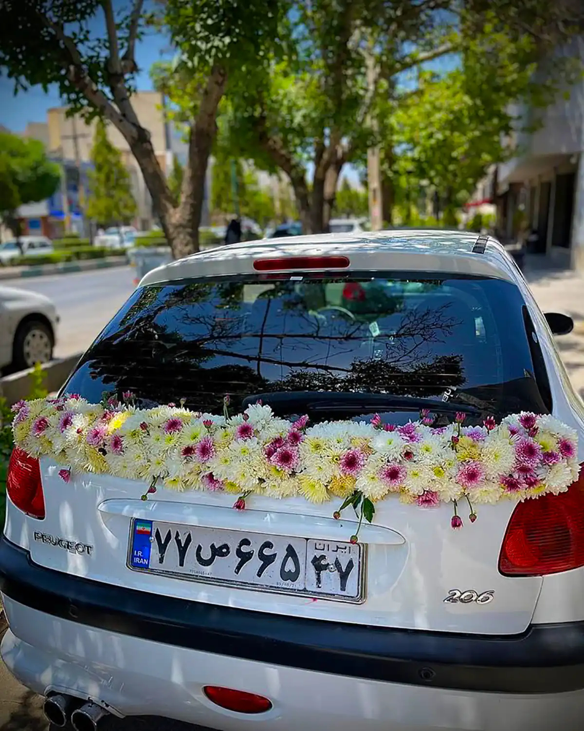 تزئین ماشین عروس با گل طبیعی