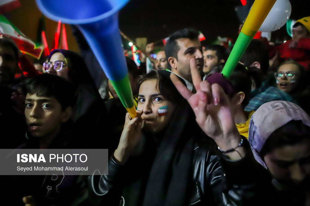 شادی مردم پس از پیروزی ایران مقابل ولز