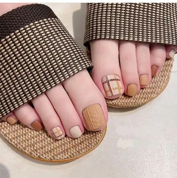 طراحی ناخن پاییزی پا