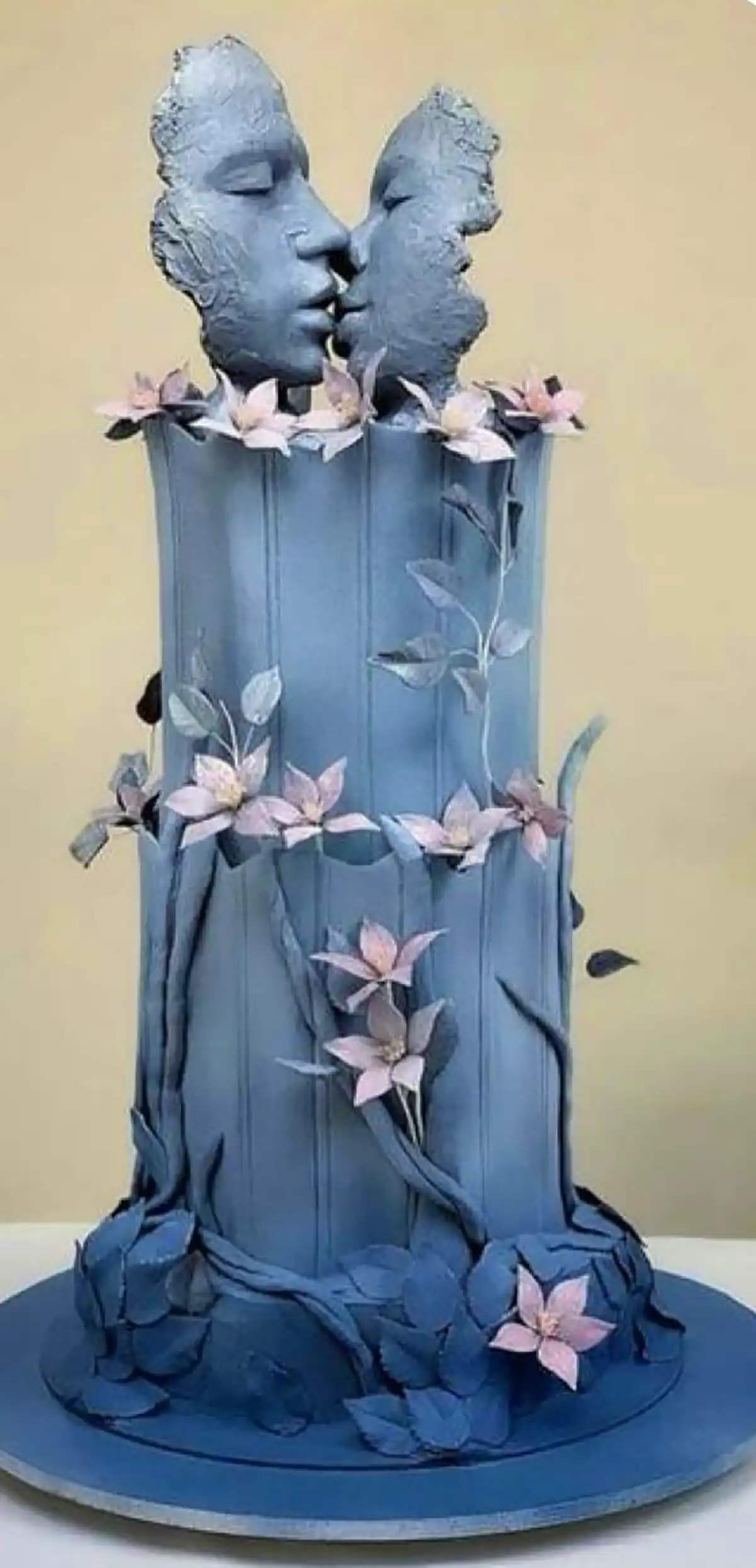 کیک هنری با گل تزئینی