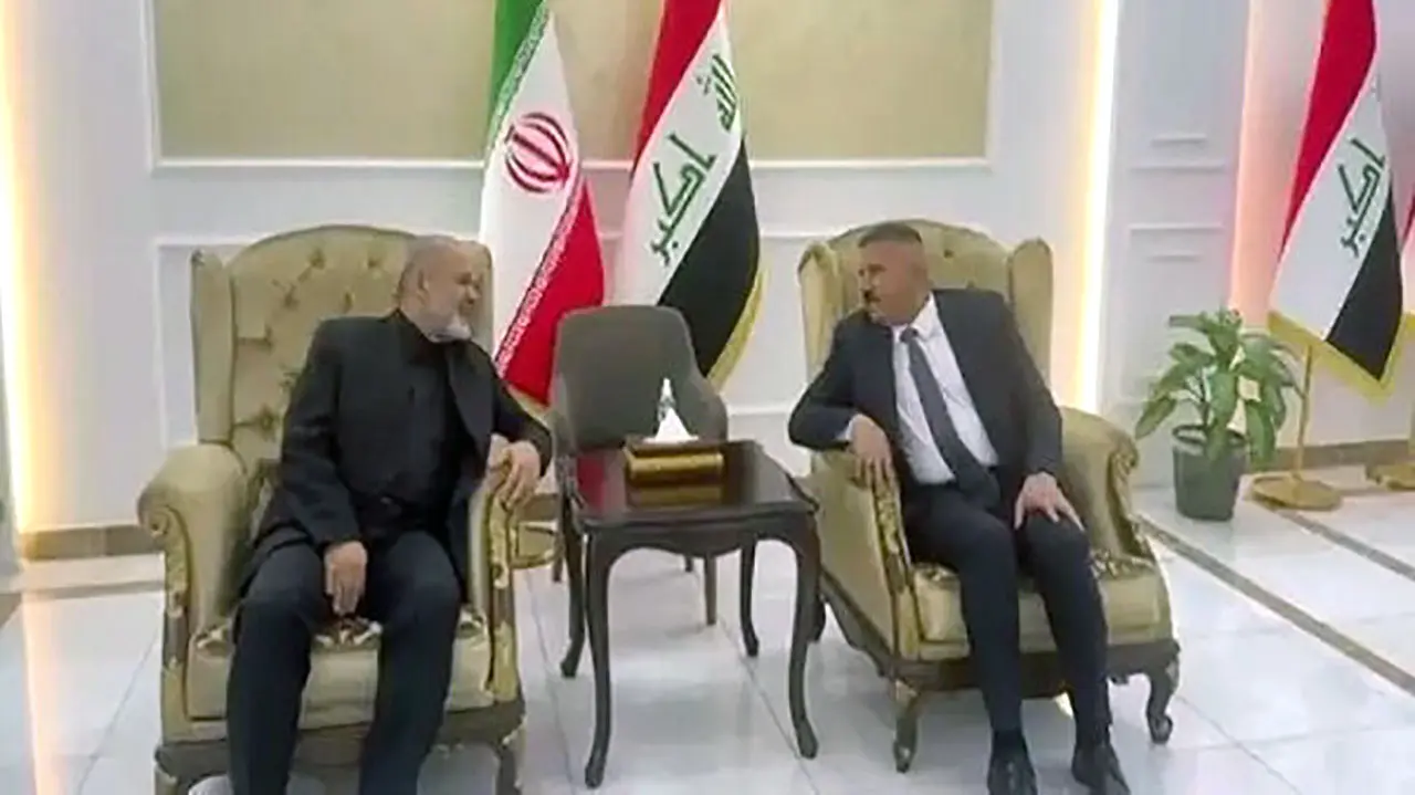 احمد وحیدی وزیر کشور با استقبال همتای عراقی خود  وارد بغداد شد