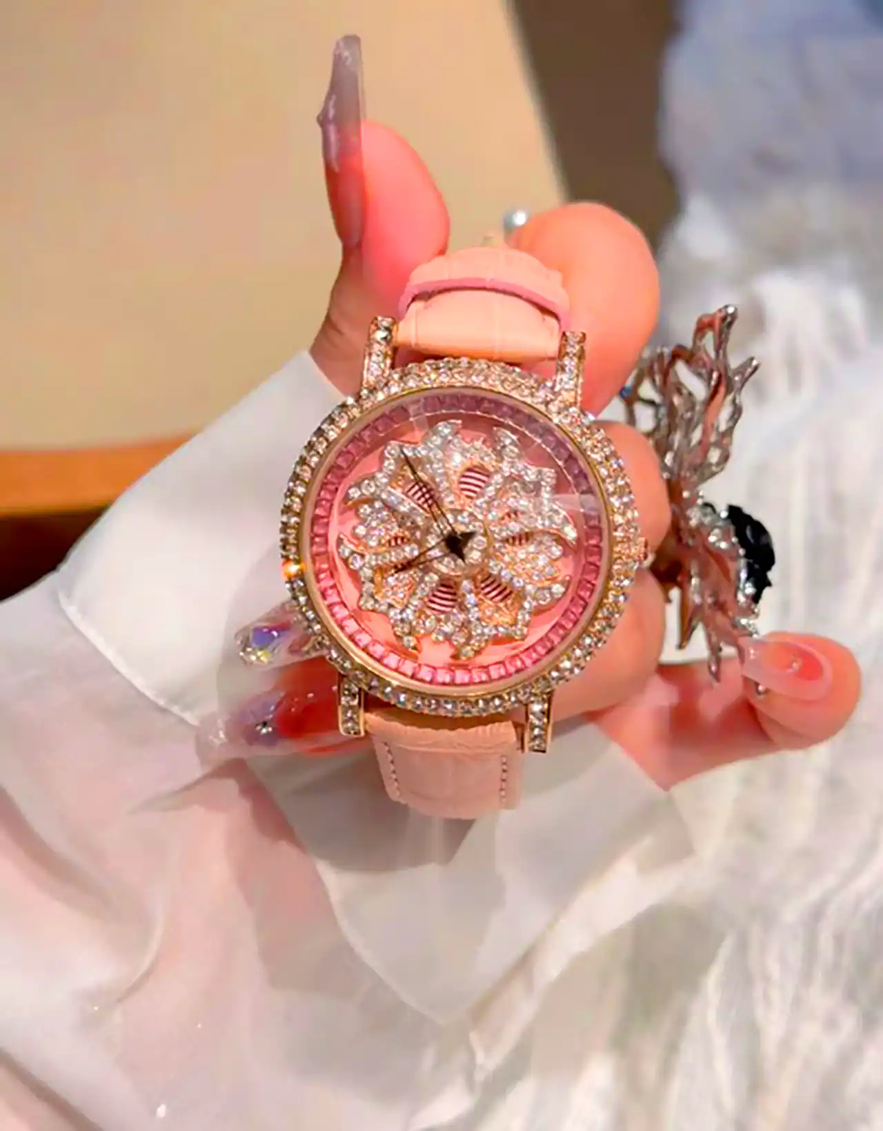 ساعت مچی صورتی دخترانه