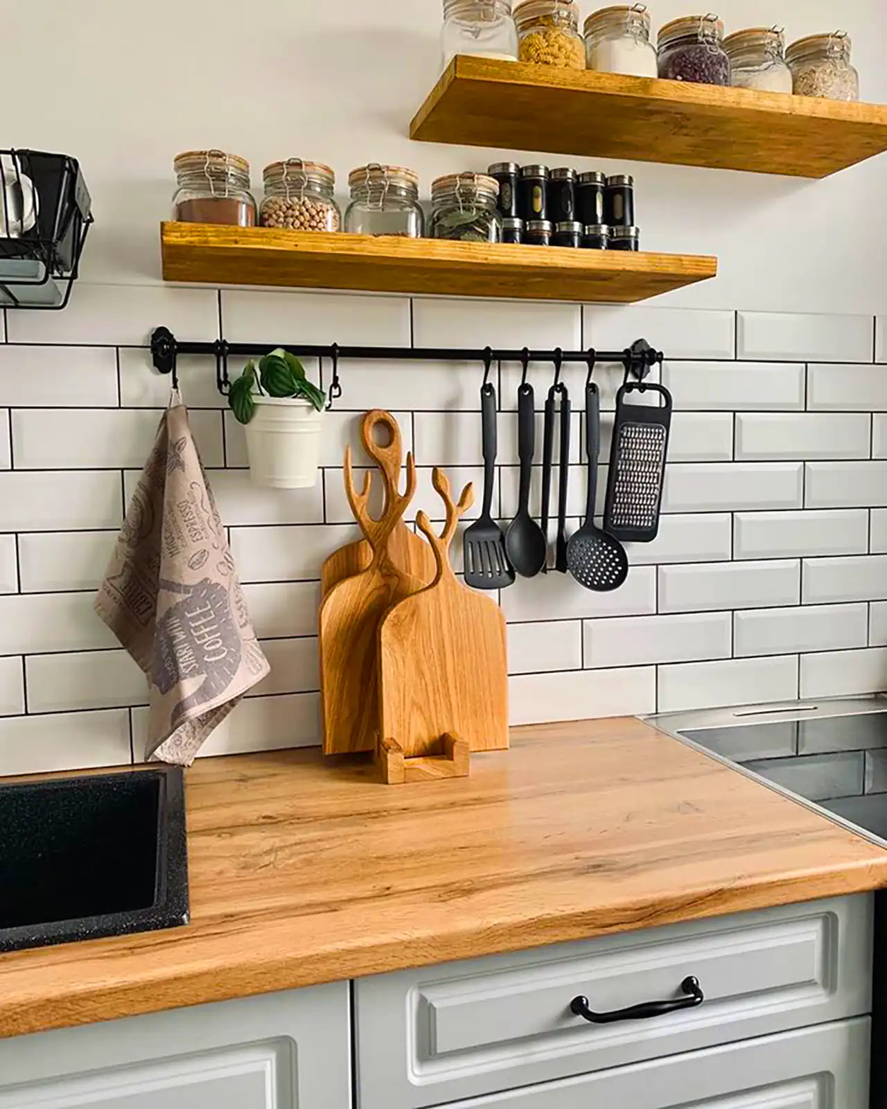 چیدن کنار گاز آشپزخانه