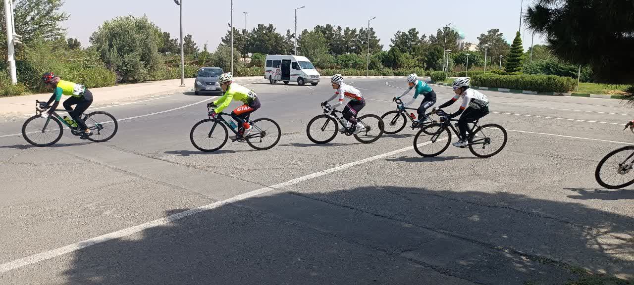 مسابقات قهرمانی دوچرخه سواری کشور در رشته بانوان  در حرم امام خمینی ره