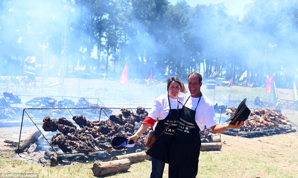 پخت بزرگ ترین کباب جهان در اروگوئه