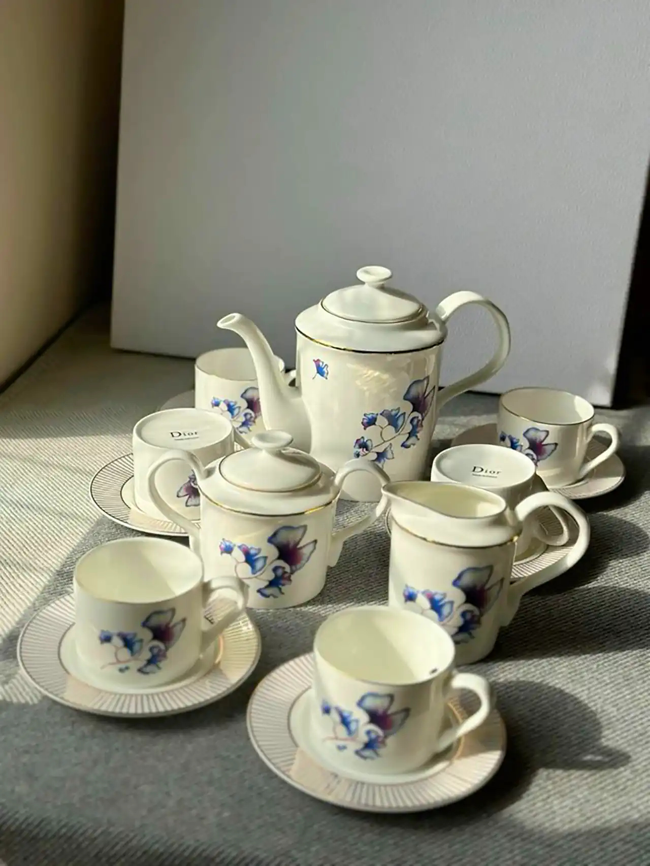 قوری و فنجان چینی شیک