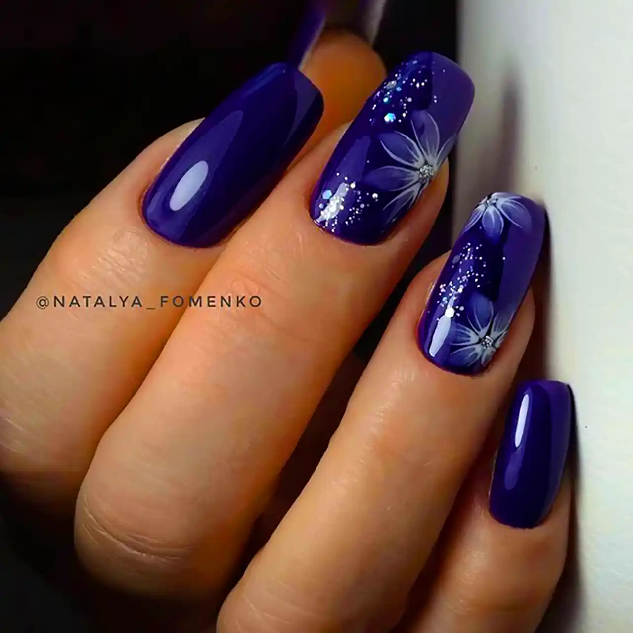 دیزاین ناخن رنگ آبی کاربنی