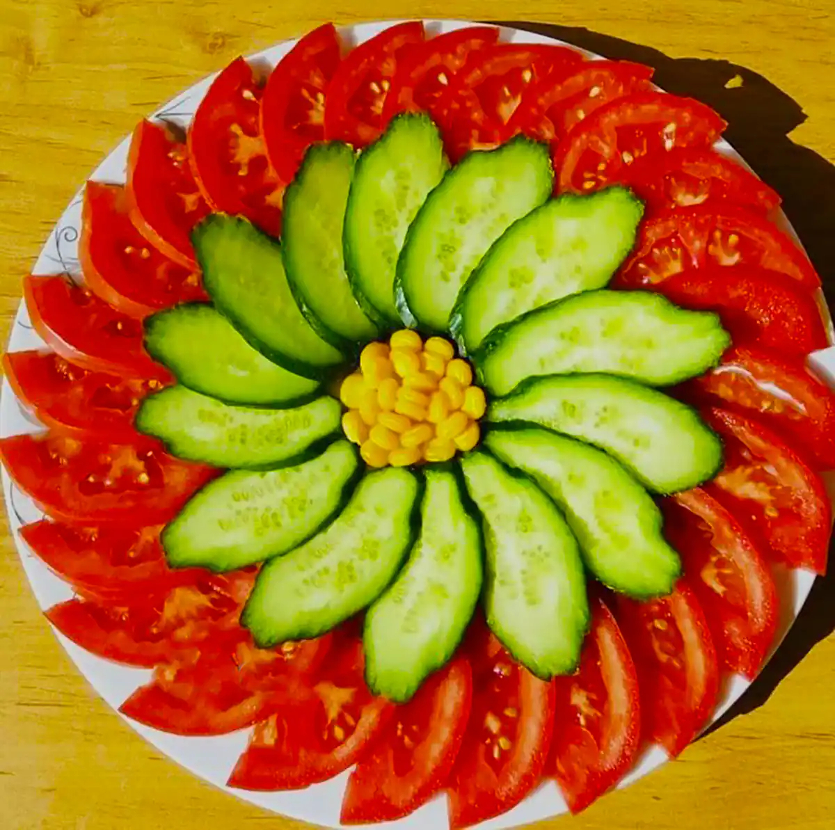 دیزاین سالاد خیار گوجه