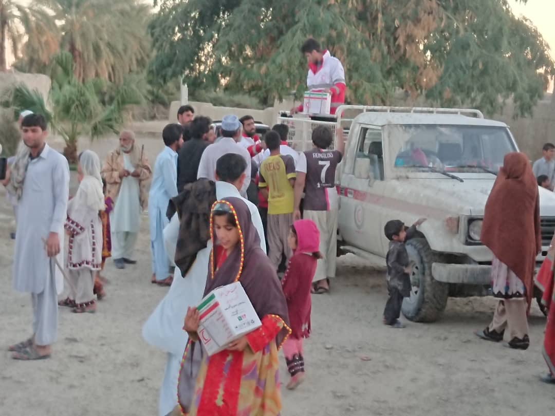 کمک رسانی نیروهای هلال احمر به سیل زدگان سیستان و بلوچستان