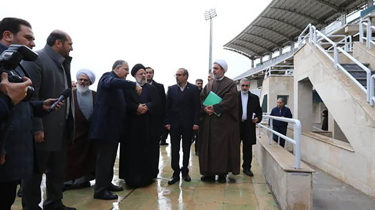رئیس‌جمهور در بازدید از ورزشگاه ۱۵۰۰۰ نفری زنجان
