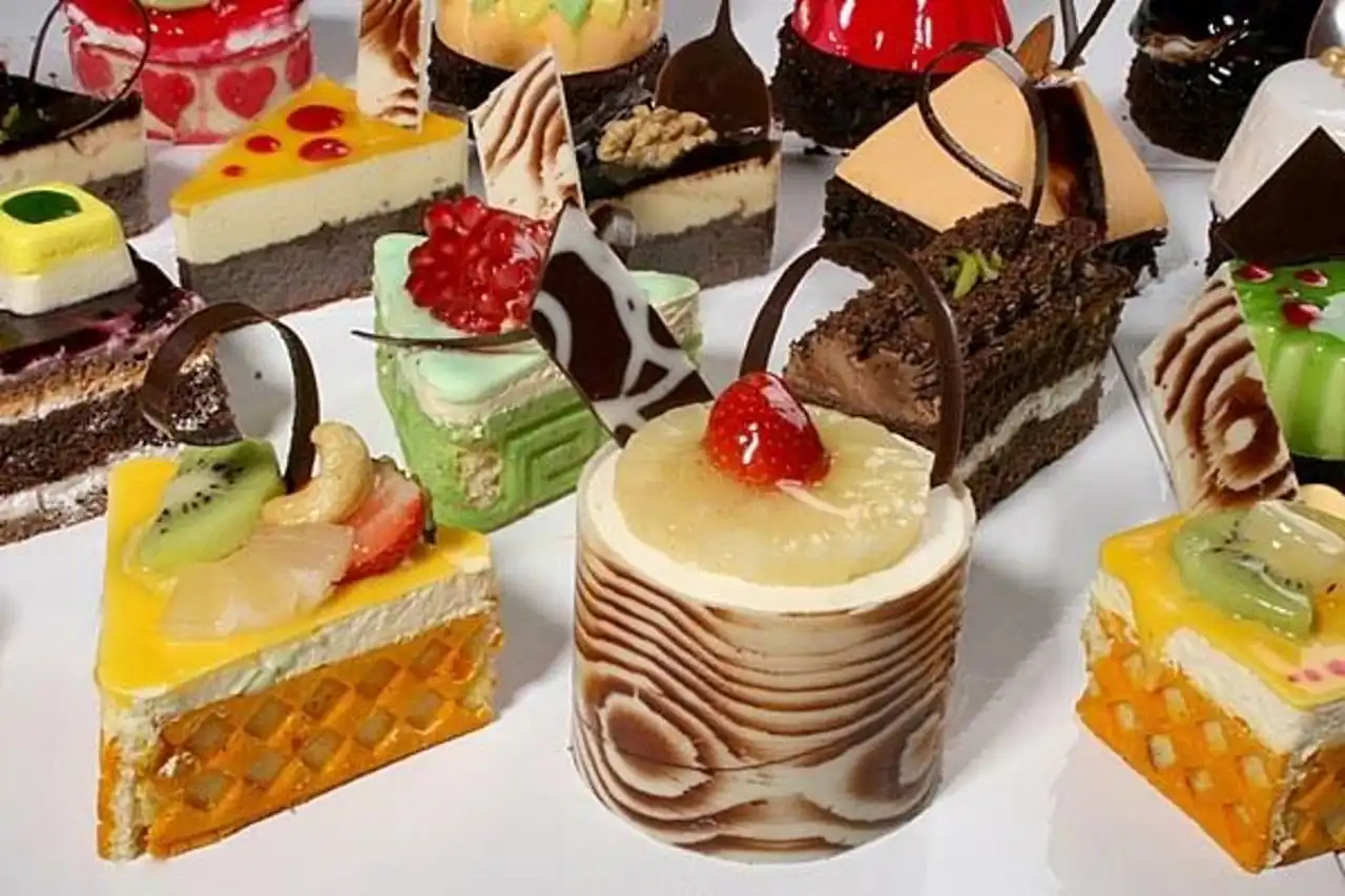 انواع مدل شیرینی تر + معرفی محبوب ترین و خوشمزه ترین مدل های شیرینی تر و خامه ای