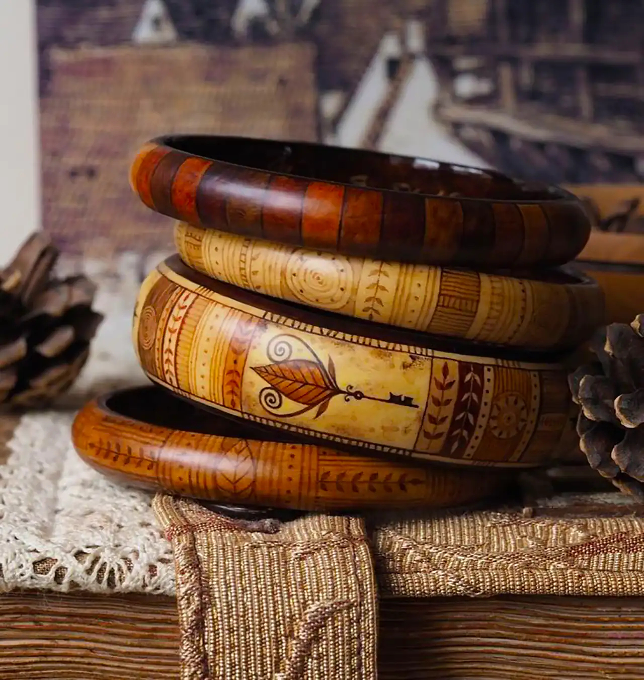 دستبند چوبی طرح سنتی