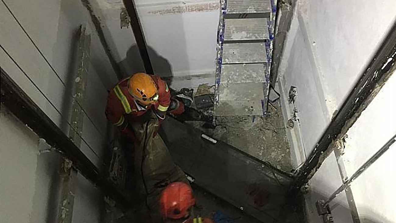سقوط کارگر به چاهک  آسانسور