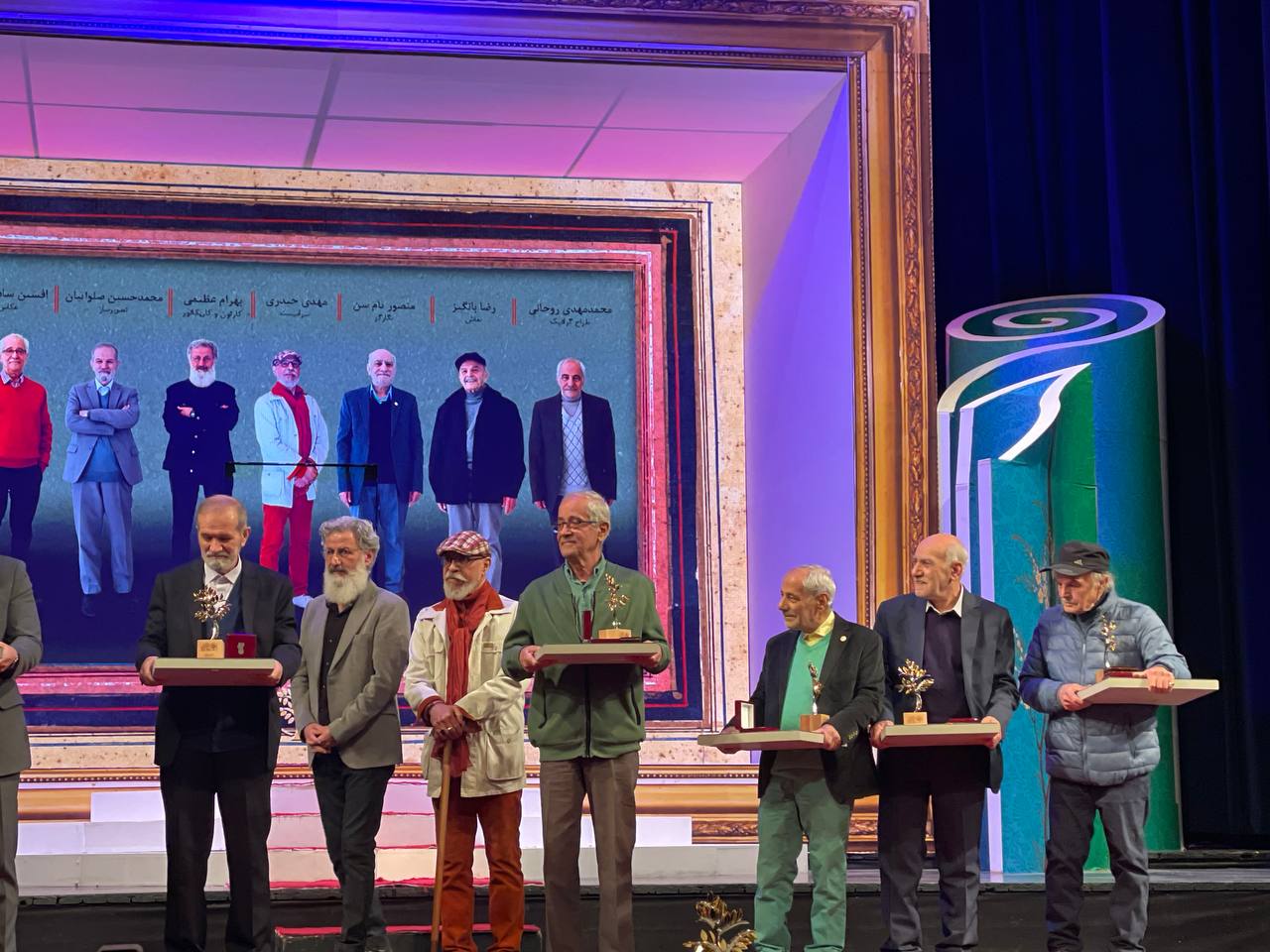 تقدیر از هنرمندان پیشکسوت در آیین اختتامیه شانزدهمین جشنواره هنرهای تجسمی فجر