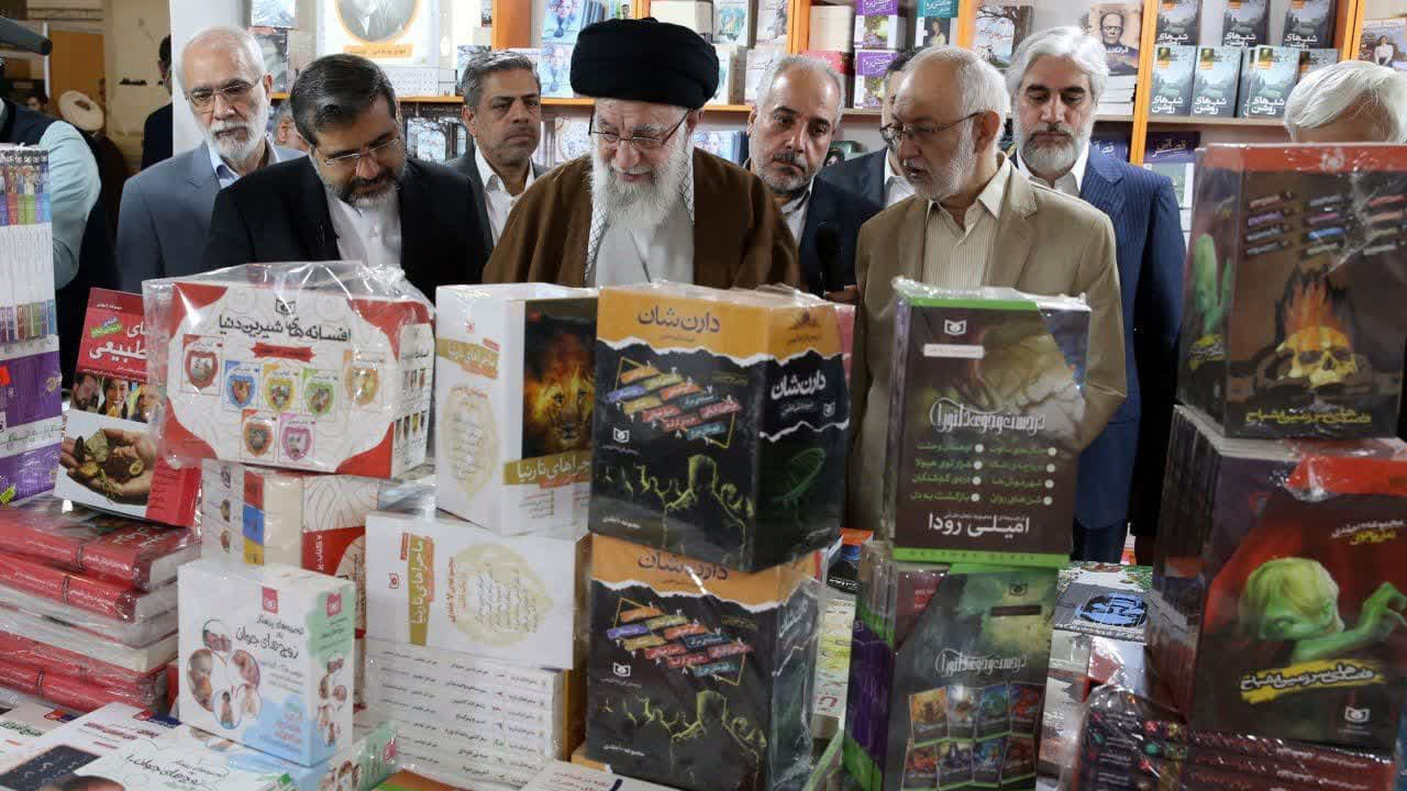 حضرت آیت الله خامنه ای رهبر انقلاب از سیوپنجمین نمایشگاه کتاب بازدید کرد
