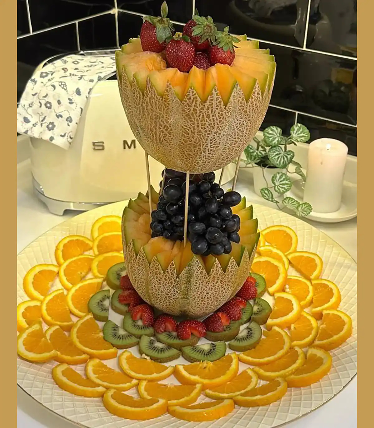 تزیین میوه شب یلدا در سینی تزیین میوه شب یلدا برای عروس تزیین میوه شب یلدا ساده تزیین میوه عروس ساده میوه آرایی شب یلدا میوه آرایی ساده