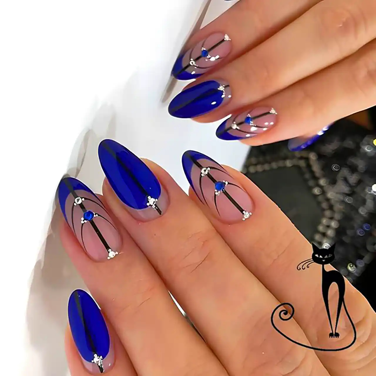 دیزاین ناخن رنگ آبی کاربنی