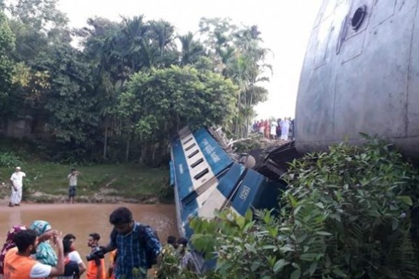 سقوط قطار بنگلادش