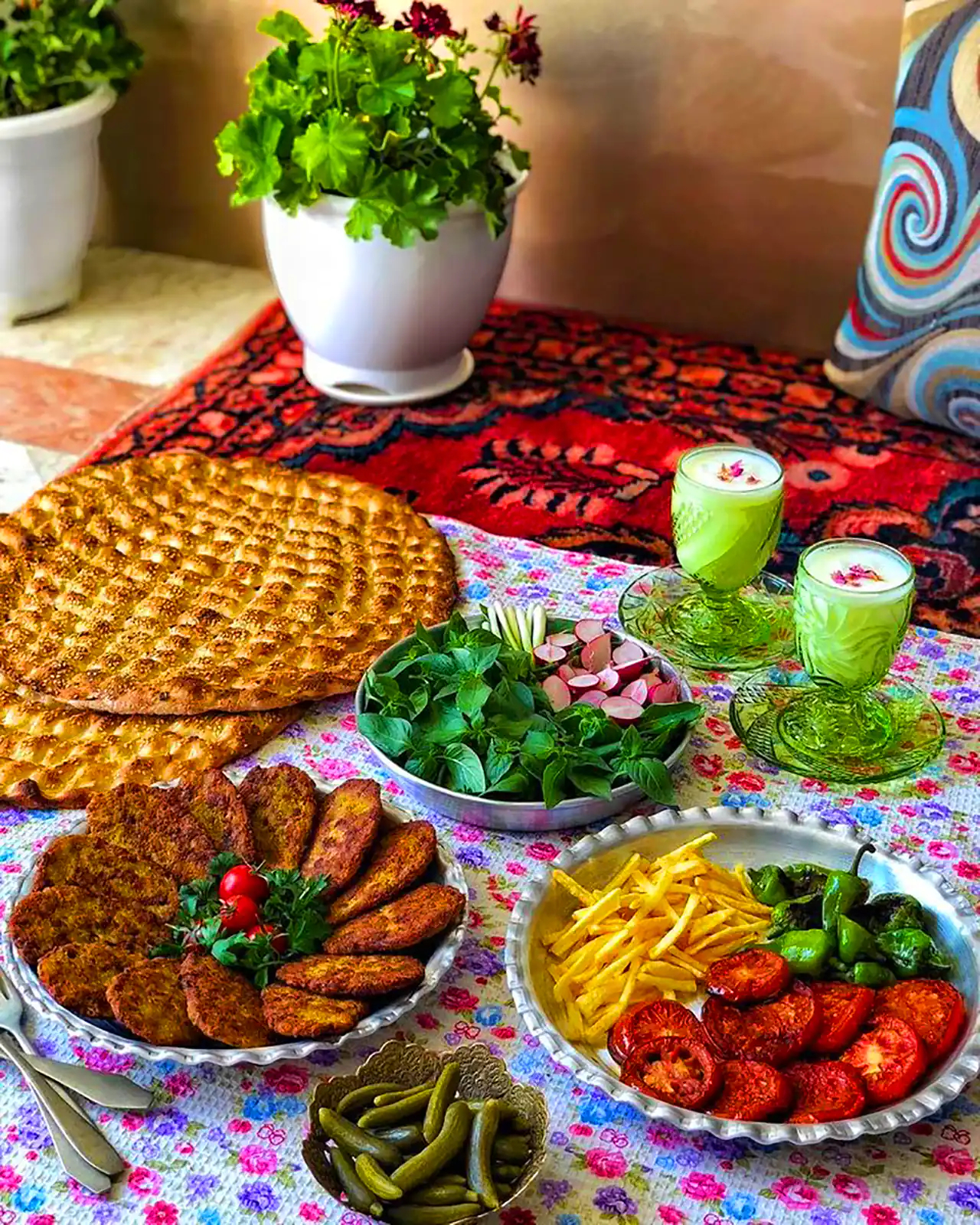 سرو غذا با تم ایرانی