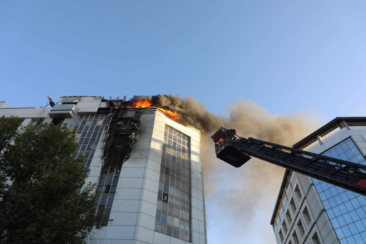 مهار آتش سوزی یک هتل در خیابان دانش غربی مشهد و نجات ۱۰۰ مسافر