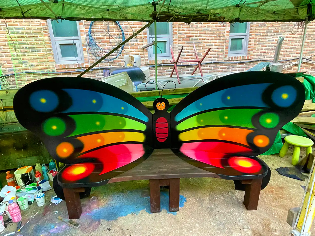 نیمکت چوبی نقاشی شده