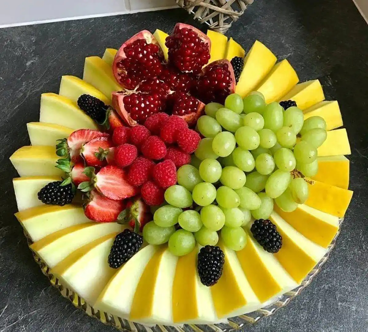 تزیین میوه شب یلدا در سینی تزیین میوه شب یلدا برای عروس تزیین میوه شب یلدا ساده تزیین میوه عروس ساده میوه آرایی شب یلدا میوه آرایی ساده