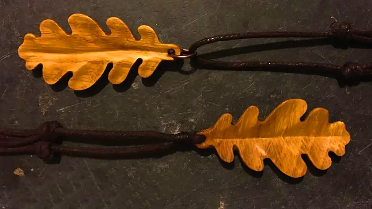 پلاک چوبی طرح برگ