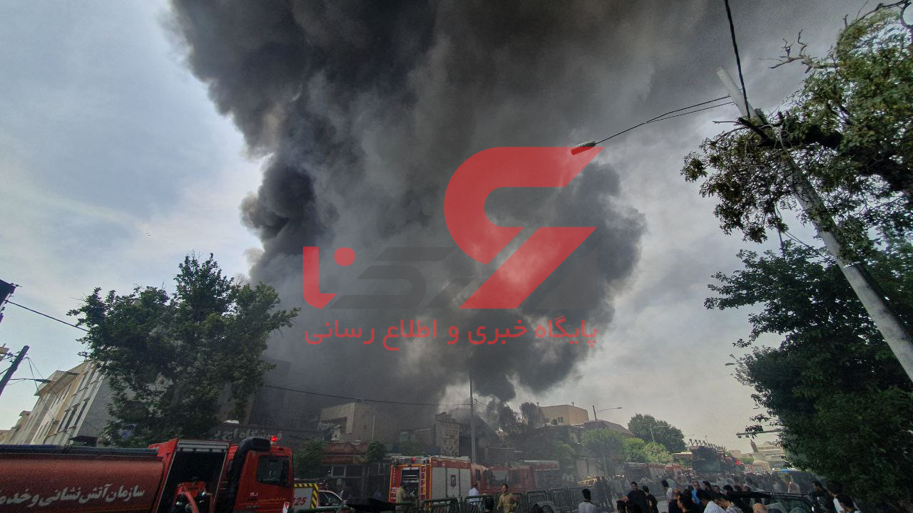 آتش سوزی مهیب در چهارراه مولوی 