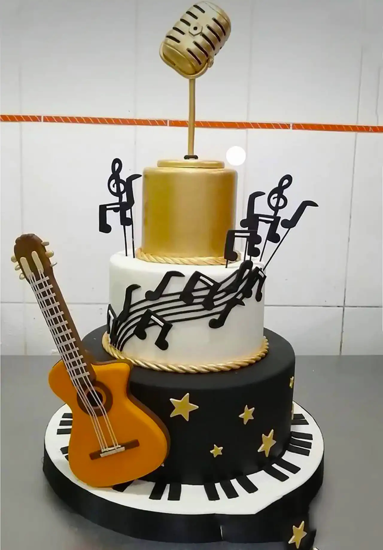 کیک تولد گیتاری