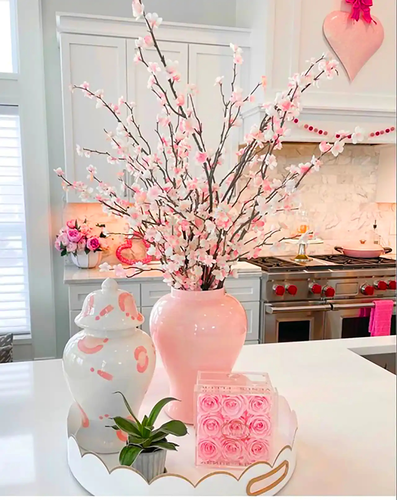 گلدان دکوری با گلهای طبیعی 