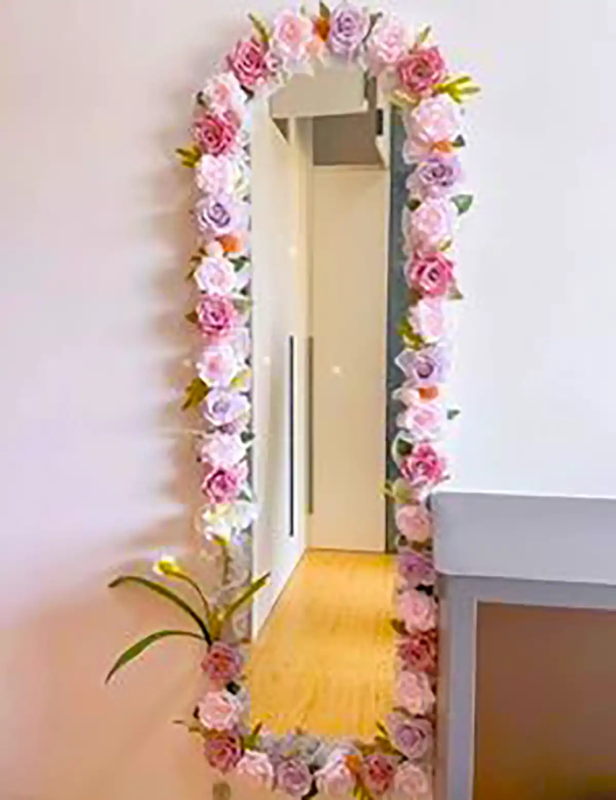 آینه با قاب گل مصنوعی