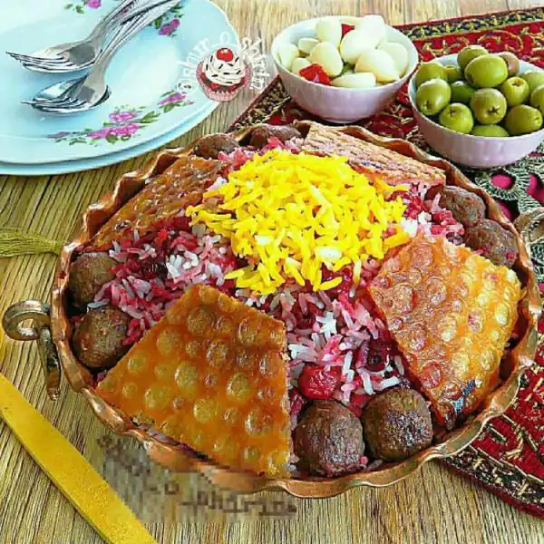تزیین آلبالو پلو با گوشت قلقلی