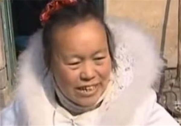 این زن لباس عروسش را 10 سال از تنش در نیاورد